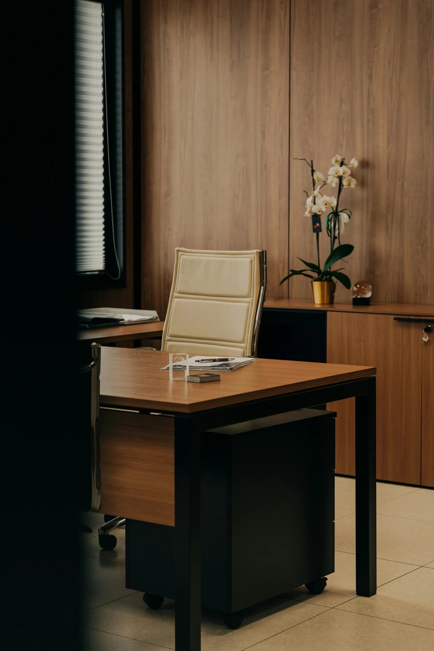 Bureau aux lignes sobres, plateau en bois et fauteuil clair