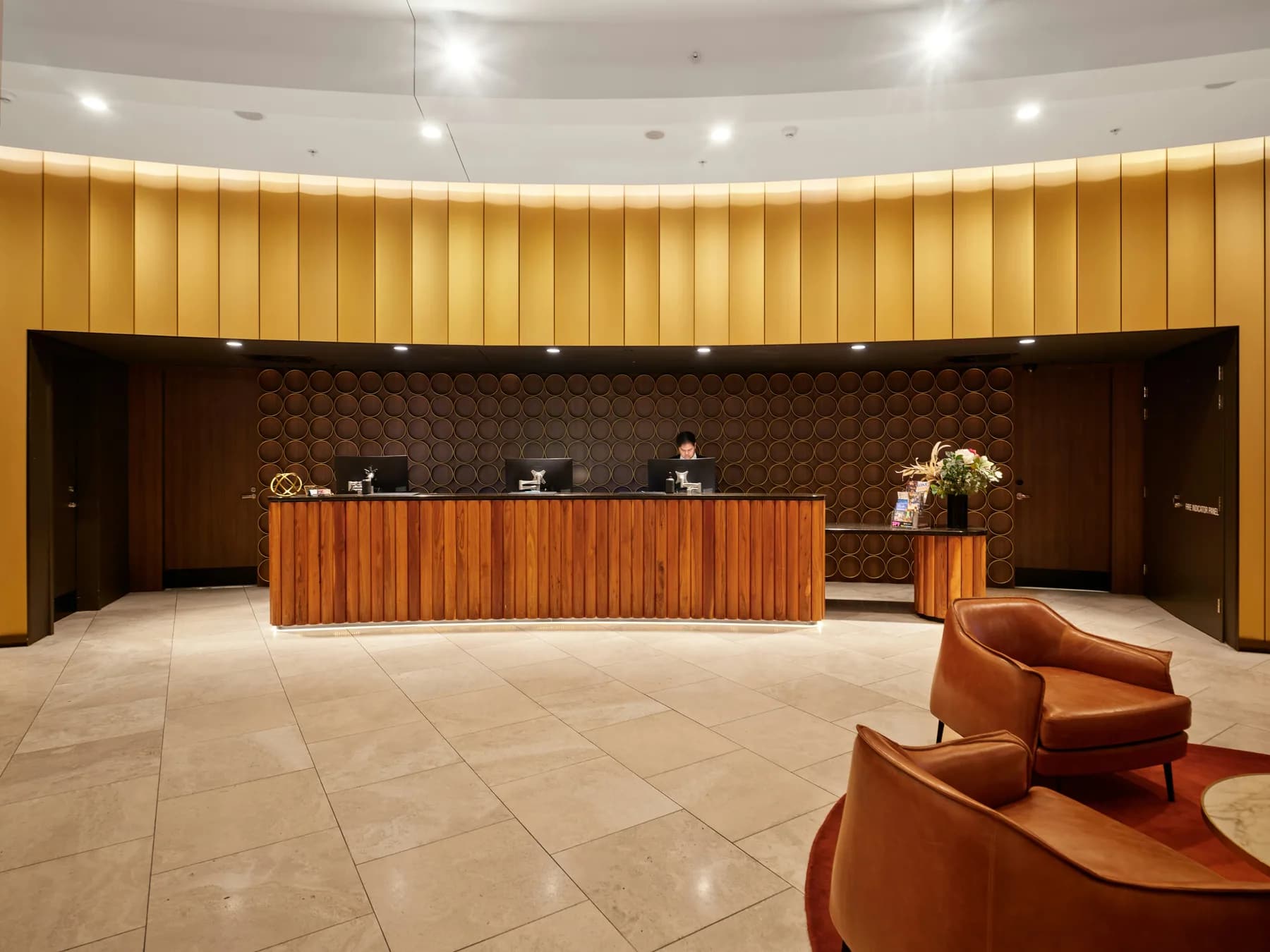 Banque d’accueil en bois dans un hall contemporain