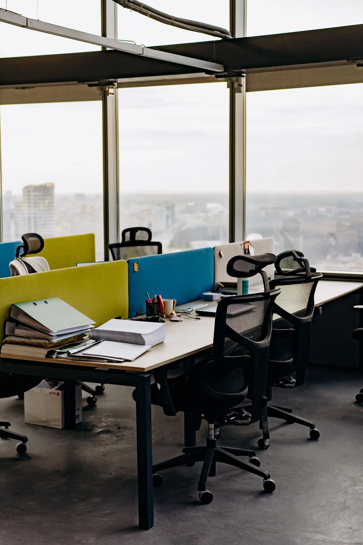 Bureaux partagés dans un espace professionnel lumineux