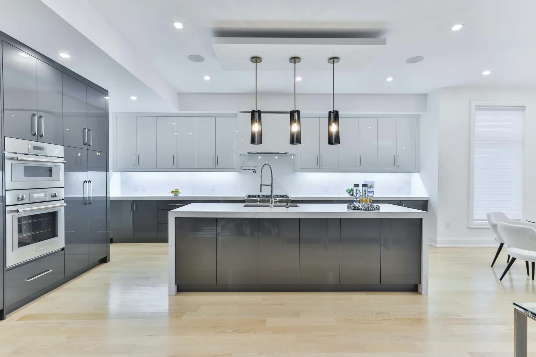 Cuisine contemporaine avec îlot central et rangements intégrés