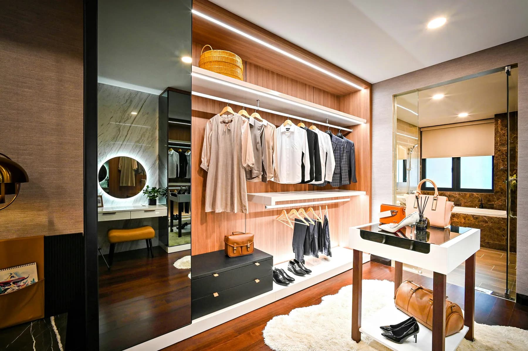 Dressing ouvert en bois avec rangements et miroir