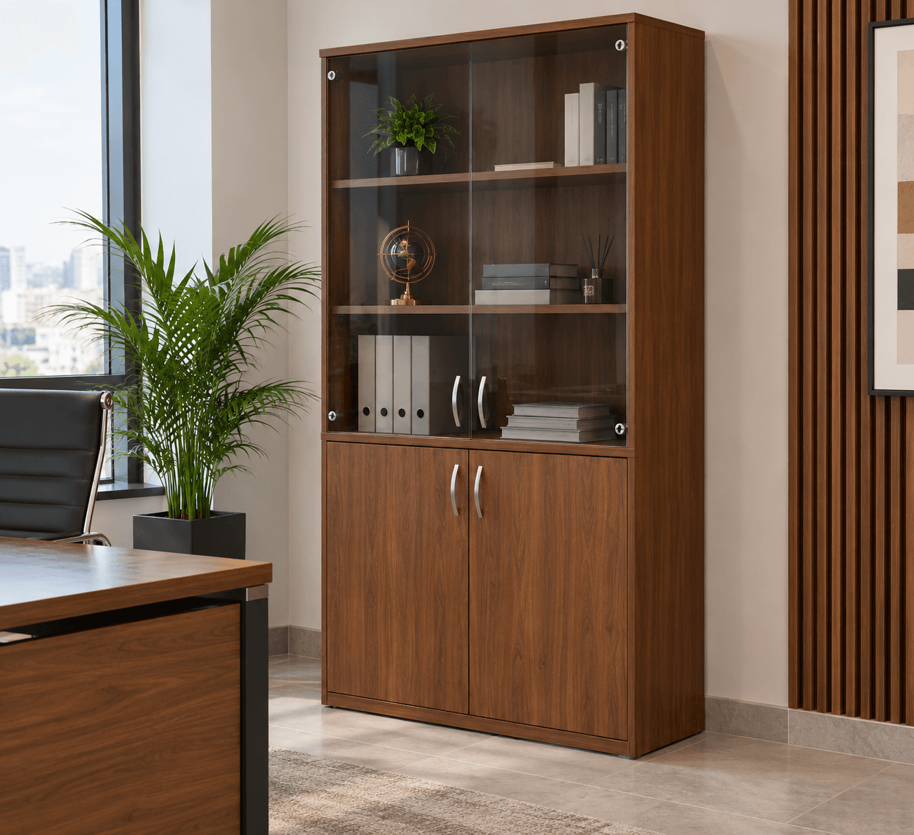 Armoire vitrine en noyer avec portes vitrées hautes et portes basses, dans un bureau de direction