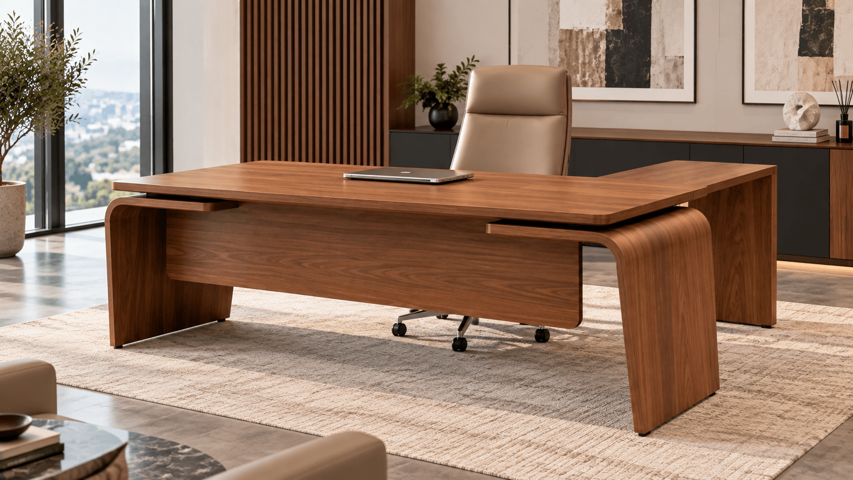 Bureau de direction design aux pieds cintrés en bois ton noyer avec console en retour, dans un bureau lumineux