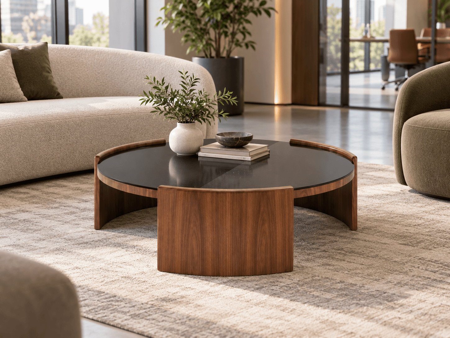 Table basse ronde en verre fumé et bois noyer galbé, dans un lobby contemporain