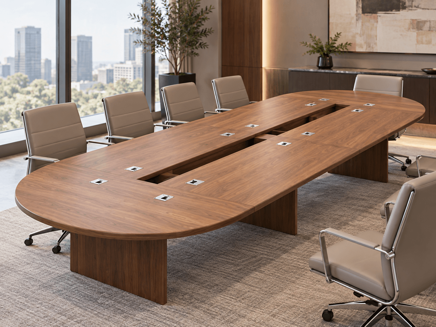 Grande table de réunion ovale en bois avec goulotte centrale, dans une salle de conseil