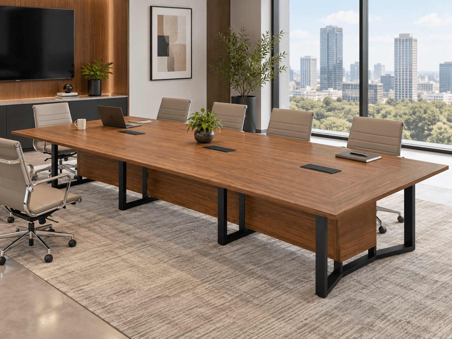 Longue table de réunion au plateau noyer sur piétement métal noir, dans une salle de réunion